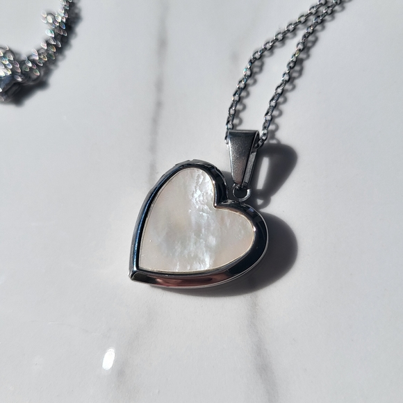 Stainless steel silver heart locket with sea shell front necklace - Picture 1 of 7